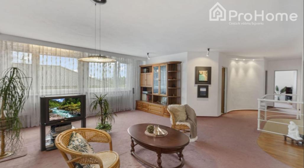 Na predaj: 6-izbový rodinný dom s dvomi garážami, záhradou a terasou v krásnej obci Veľká Paka